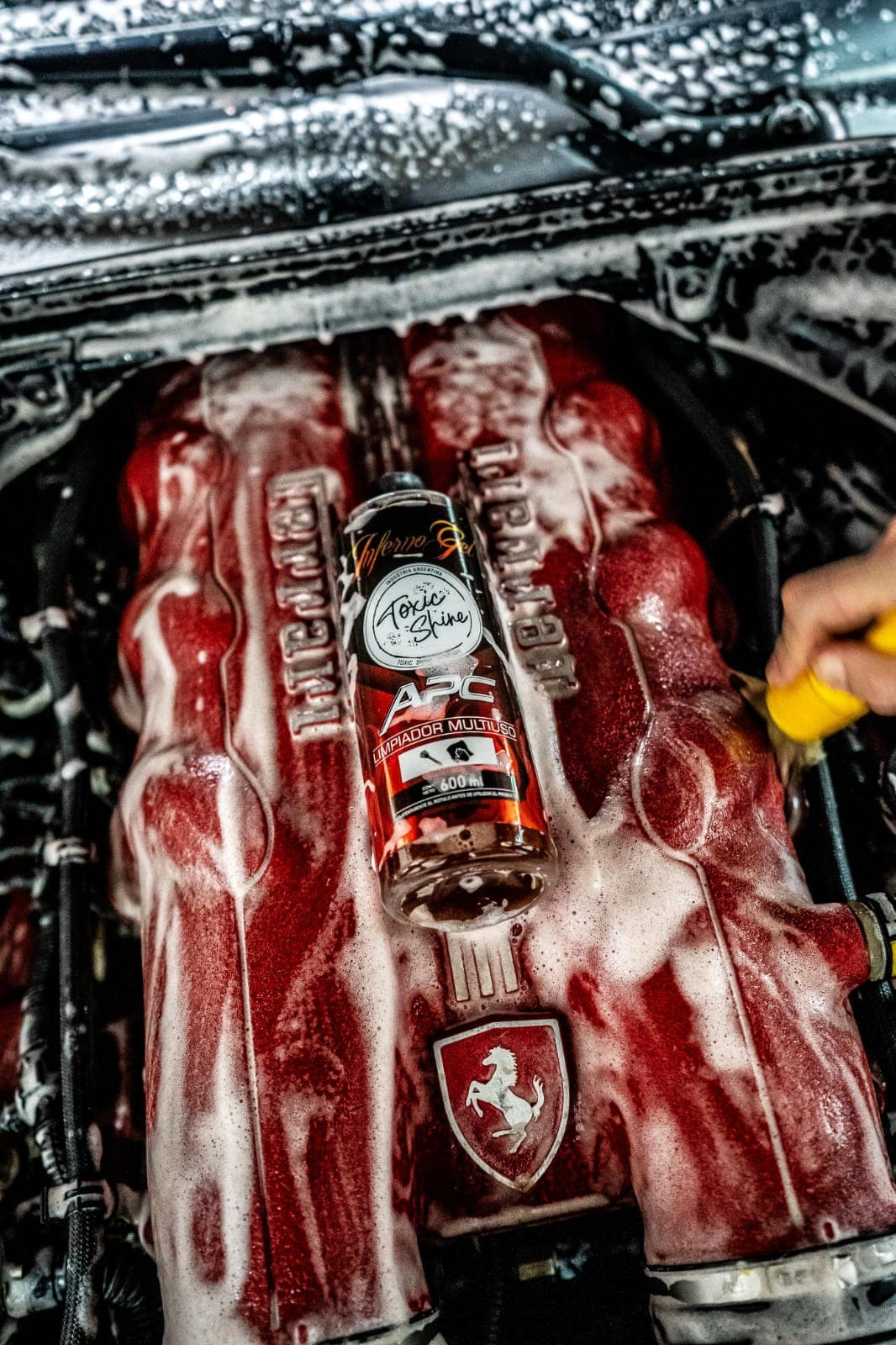 Limpiador multiuso APC de Toxic Shine sobre el motor de una Ferrari cubierto de espuma
